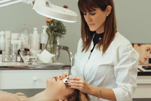 Кабінет із косметологічною лампою та підготовленою кушеткою.